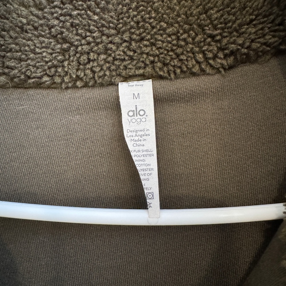 ALO Yoga Varsity Sherpa Jacket in Dark Olive Teddy Medium - Picture 7 of 7